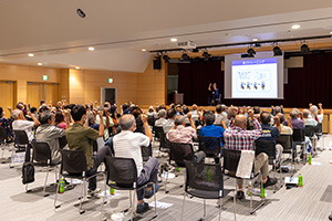 予防体操を体験する参加者