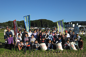 収穫した米を手にする神山小学校5年生