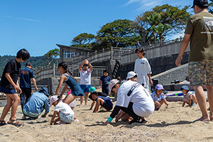 宝探しを楽しむ参加者