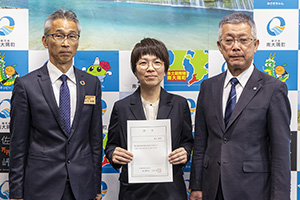 委員に任命された富田睦美さん（写真中央）