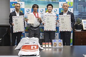 （写真中央左から）山本武蔵さん引場正弥さん