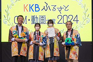 写真中央左から日髙美羽さん・石川ひかるさん・寺園洋一さん