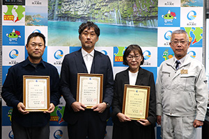 （写真左から）池之迫博さん、富田昭仁さん、指宿ひろ子さん