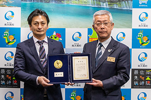 受賞された川原慎之介さん（写真左）