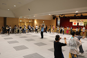 輪になって踊る大学生や卒業生、農家の皆さん