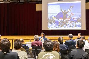 参加者の質問に笑顔で答える風間さん