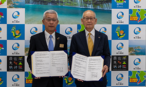 農業生産法人有限会社十津川農場代表取締役玉置博祥さん(写真右)