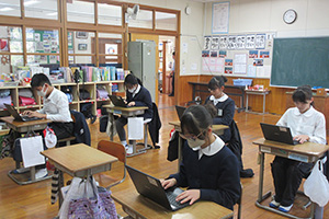 南大隅町ジュニア検定を受検する児童（佐多小学校）