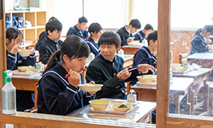 地元の食材を使った給食を食べる生徒たち