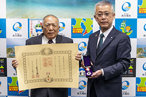 受章された大久保孝司さん（写真左）