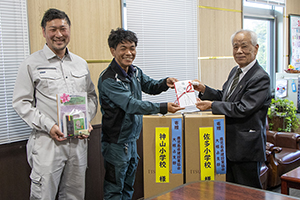 県建設業協会大根占支部青年部長の森満章浩さんと副部長の森洋介さん