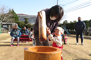 お正月遊びを楽しむ子どもたち