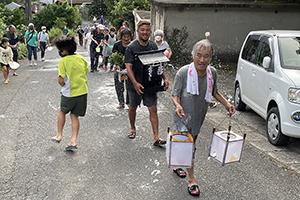 ご神体を運ぶ集落の人たち