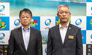 教育委員会委員に任命された蓬莱彰さん（写真左）